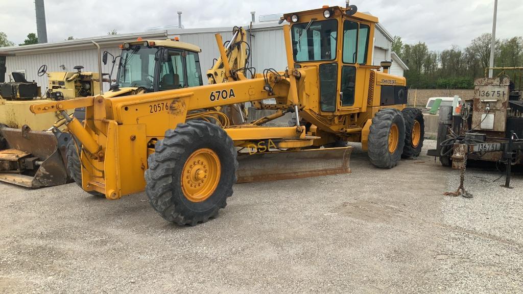 Deere 670A Grader,