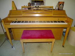 (FR) AERO SONIC CONSOLE PIANO. HAS MUSIC STAND WITH LIGHT 57.5''X26''X35.5''. INCLUDES A MATCHING