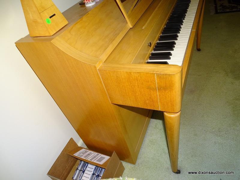 (FR) AERO SONIC CONSOLE PIANO. HAS MUSIC STAND WITH LIGHT 57.5''X26''X35.5''. INCLUDES A MATCHING