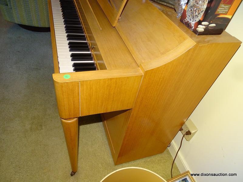 (FR) AERO SONIC CONSOLE PIANO. HAS MUSIC STAND WITH LIGHT 57.5''X26''X35.5''. INCLUDES A MATCHING