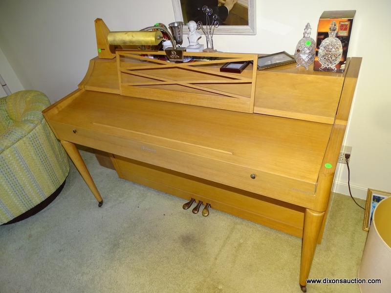 (FR) AERO SONIC CONSOLE PIANO. HAS MUSIC STAND WITH LIGHT 57.5''X26''X35.5''. INCLUDES A MATCHING