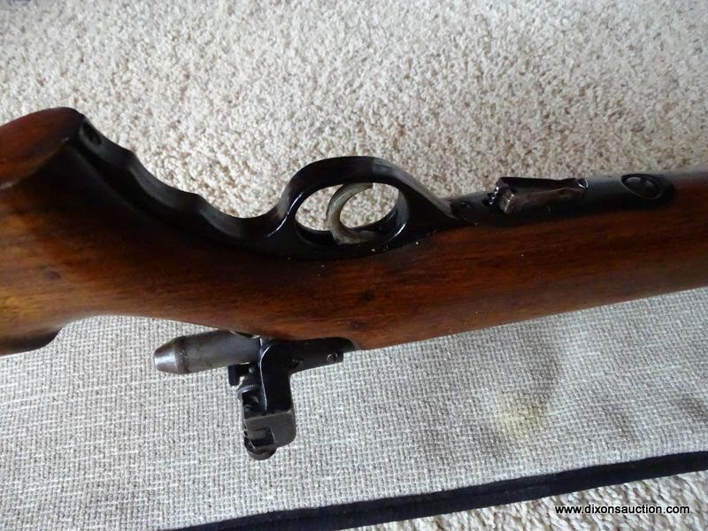 MOSSBERG & SONS .22 TARGET RIFLE. SERIAL NO. 25828. HAS CASE