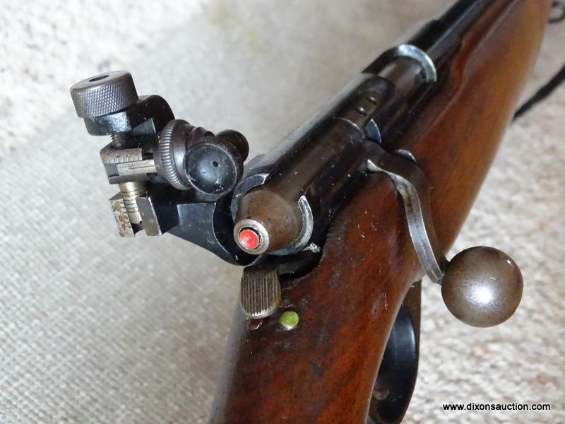 MOSSBERG & SONS .22 TARGET RIFLE. SERIAL NO. 25828. HAS CASE