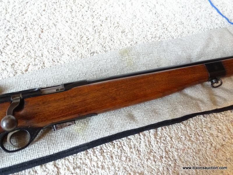 MOSSBERG & SONS .22 TARGET RIFLE. SERIAL NO. 25828. HAS CASE