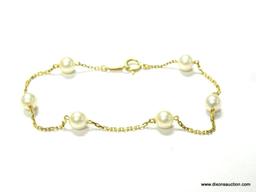 LADIES 18K YELLOW GOLD 6MM PEARL BRACELET, 3.1 GRAMS.