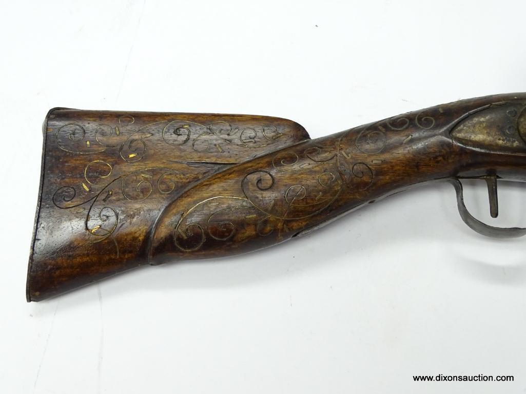 (SC) ANTIQUE FLINTLOCK BLUNDERBUSS INLAID WITH BRASS IN THE STOCK. 22" LONG. MOUTH OF THE BARREL IS