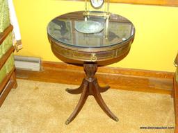 (LR) VINTAGE DUNCAN PHYFE MAHOGANY ONE DRAWER LAMP TABLE W/ GLASS TOP, 21''D, 26''H