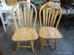 4 MAPLE ARROW BACK PLANK BOTTOM SWIVEL CHAIRS: 20"x17"x39"