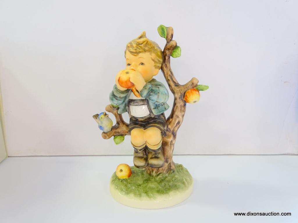 HUMMEL AN APPLE A DAY FIGURINE WITH CERTIFICATE OF AUTHENTICITY/ FIRST YEAR OF ISSUE 1988 ARTIST