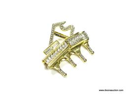 VERY NICE CRYSTAL SET BABY GRAND PIANO GOLD TONE BROOCH/PIN. A QUALITY PIECE THAT LOOKS LIKE IT