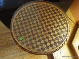 (FR) ROUND WOODEN AND WICKER GLASS TOP TABLE: 21"x26"