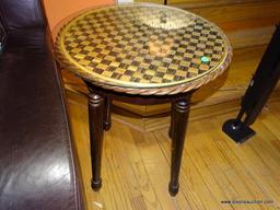 (FR) ROUND WOODEN AND WICKER GLASS TOP TABLE: 21"x26"