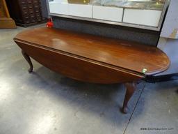 (SC) HENKEL HARRIS MAHOGANY QUEEN ANNE DROP SIDE COFFEE TABLE: 59"x37"x16". DELIVERY IS AVAILABLE