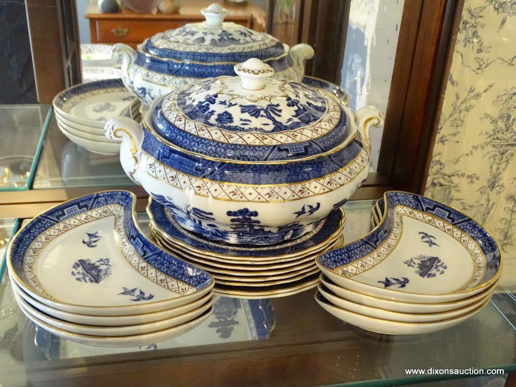 (DR) 57 PIECES OF ROYAL DOULTON FINE CHINA IN THE "REAL OLD WILLOW" PATTERN (1981): 8 DINNER PLATES.
