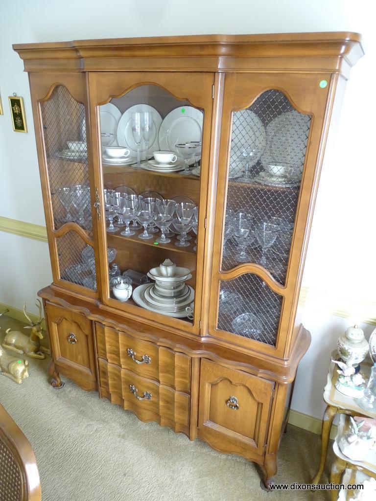 (DR) FRENCH QUEEN ANNE CHINA CABINET WITH 1 DOOR AND 2 GRATED SIDE PANES ON THE TOP AND 2 SIDE