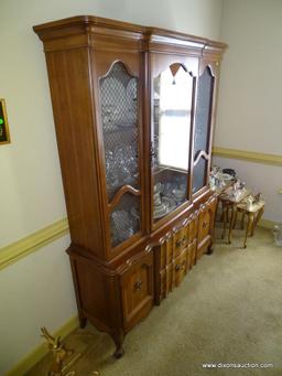 (DR) FRENCH QUEEN ANNE CHINA CABINET WITH 1 DOOR AND 2 GRATED SIDE PANES ON THE TOP AND 2 SIDE