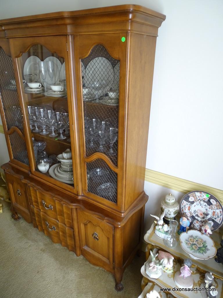 (DR) FRENCH QUEEN ANNE CHINA CABINET WITH 1 DOOR AND 2 GRATED SIDE PANES ON THE TOP AND 2 SIDE