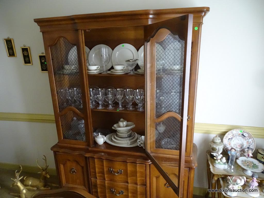 (DR) FRENCH QUEEN ANNE CHINA CABINET WITH 1 DOOR AND 2 GRATED SIDE PANES ON THE TOP AND 2 SIDE