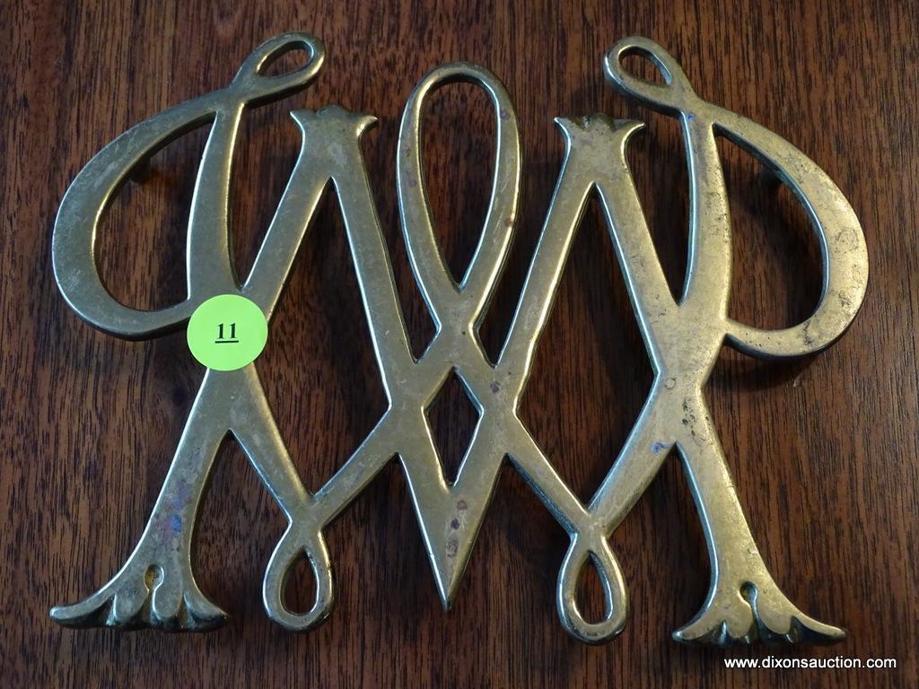 (DR) VIRGINIA METALCRAFTERS WILLIAMSBURG WILLIAM AND MARY TRIVET CW10-11 (1950)