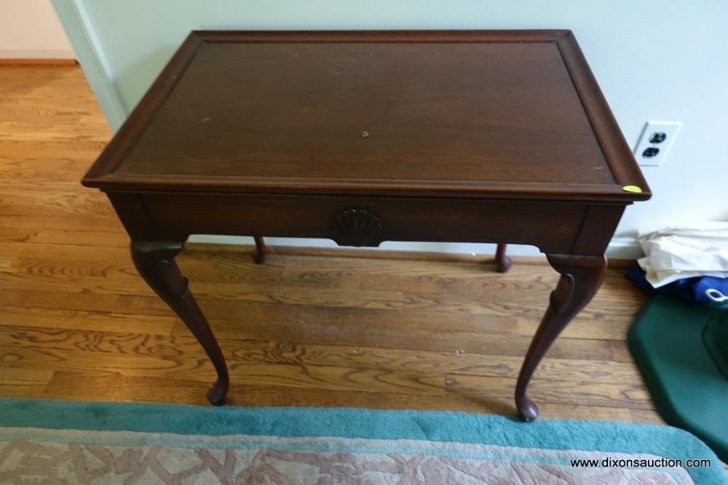 (BD4) HICKORY CHAIR CO. QUALITY MAHOGANY QUEEN ANNE TEA TABLE WITH SHELL CARVING AND 2 SLIDE OUT