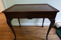 (BD4) HICKORY CHAIR CO. QUALITY MAHOGANY QUEEN ANNE TEA TABLE WITH SHELL CARVING AND 2 SLIDE OUT