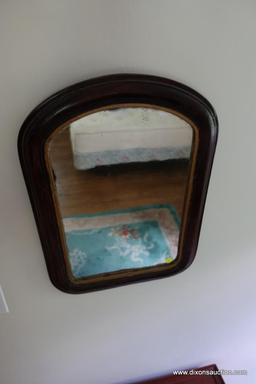 (BD4) ANTIQUE MAHOGANY FRAMED MIRROR WITH THE ORIGINAL WAVY GLASS MIRROR IN EXCELLENT CONDITION.