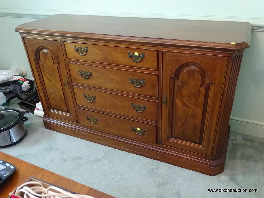 VINTAGE WOODEN BUFFET/SIDEBOARD