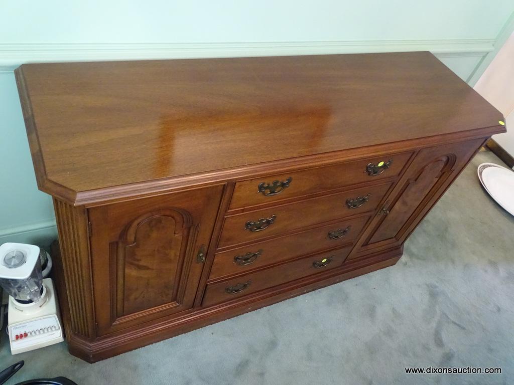 VINTAGE WOODEN BUFFET/SIDEBOARD