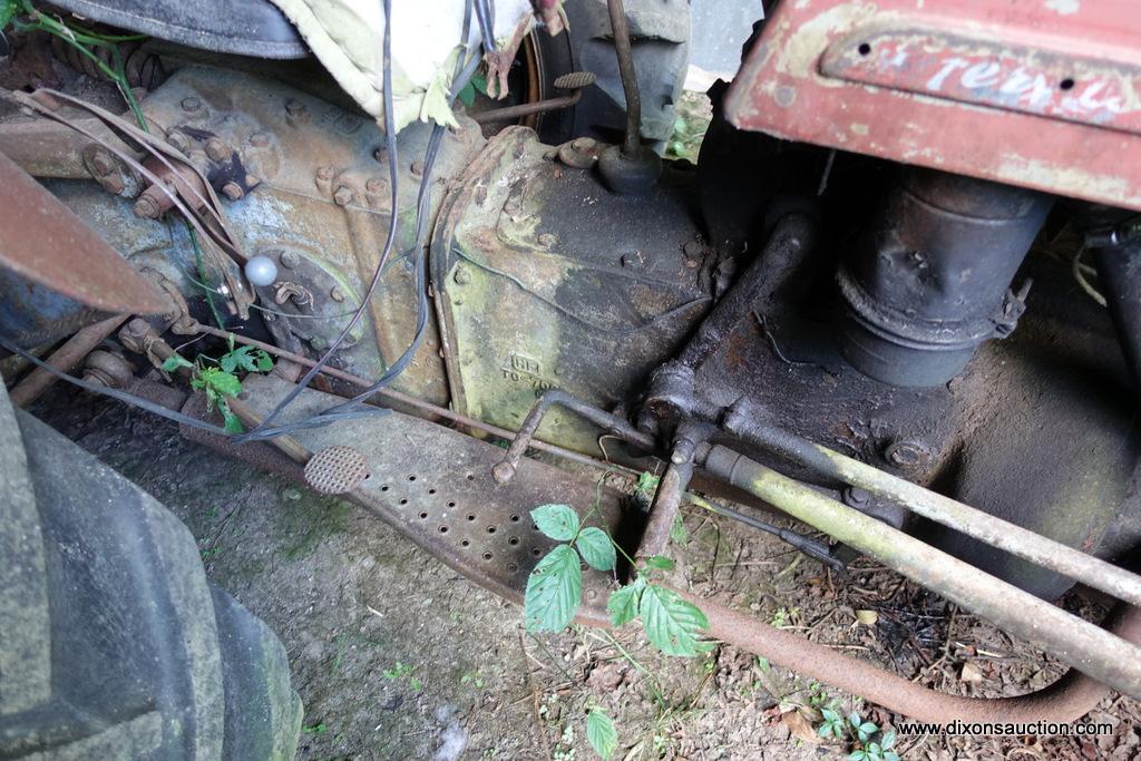 VINTAGE MASSEY FERGUSON TRACTOR.