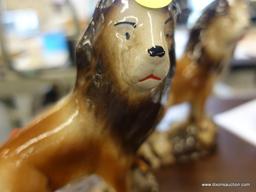 (DIS)SET OF PORCELAIN LION FIGURINES