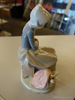 LLADRO PORCELAIN FIGURINE