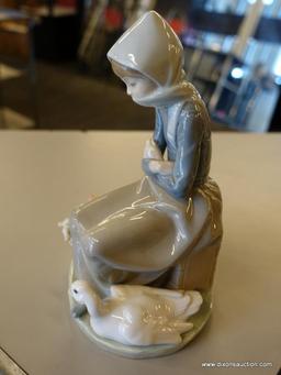 LLADRO PORCELAIN FIGURINE