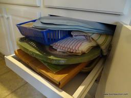 (KIT) CABINET LOT- TO INCLUDE, DISH CLOTHS, PLATE HOLDERS, 2 SERVING TRAYS, BASKETS AND DRAWER