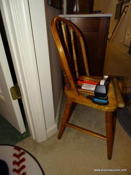 (UHAL) VINTAGE SPINDLE BACK AND PLANK BOTTOM CHILDS CHAIR: 13 IN X 13 IN X 28 IN