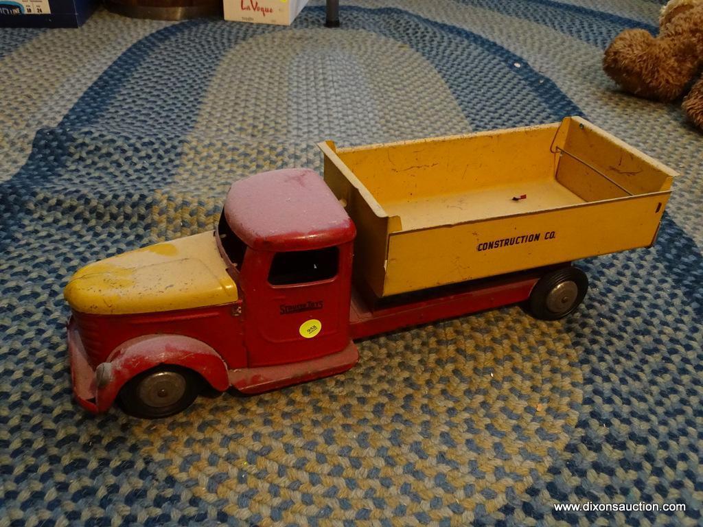 (TOY) ANTIQUE STRUTCO DUMP TRUCK FROM 40'S- (MINOR SCRATCHES AND RUST- VERY GOOD CONDITION) -6"W X