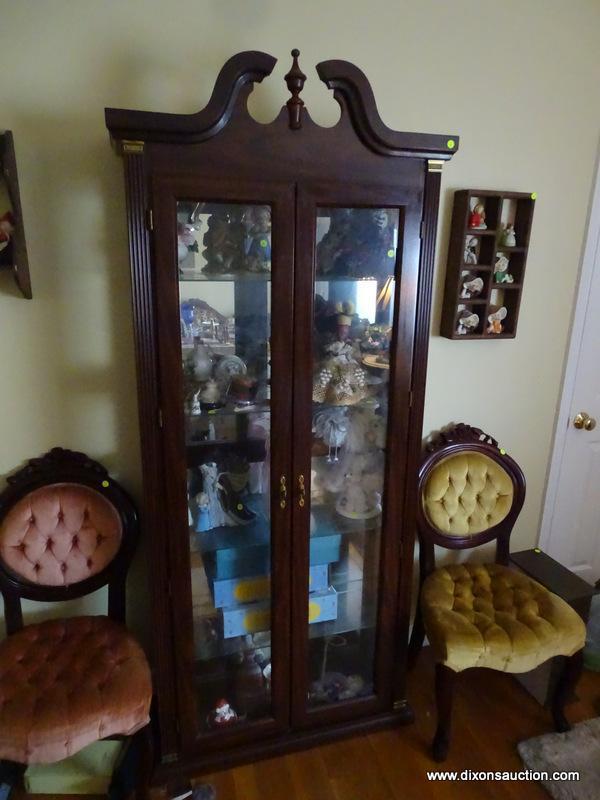 (LR) CHERRY 2 DOOR CURIO WITH BROKEN ARCH PEDIMENT TOP- REEDED COLUMNS WITH BRASS ACCENTS- MIRRORED