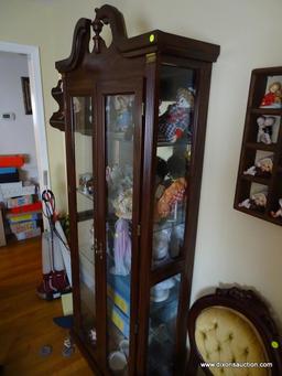 (LR) CHERRY 2 DOOR CURIO WITH BROKEN ARCH PEDIMENT TOP- REEDED COLUMNS WITH BRASS ACCENTS- MIRRORED