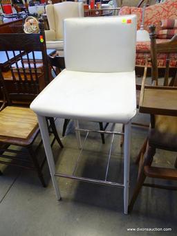 (R2) WHITE BAR CHAIR; WHITE FAUX LEATHER BAR CHAIR WITH LOWER FOOTREST. MEASURES 17 IN X 17 IN X 40