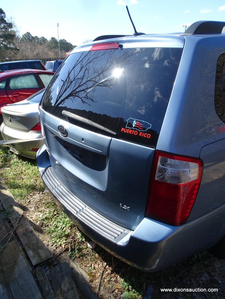 2009 BLUE KIA SEDONA LX MINIVAN; VIN KNDMB233596311415. THIS CAR HAS A BLOWN MOTOR AND WAS ABANDONED