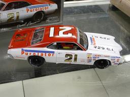 (R2) UNIVERSITY OF RACING LEGENDS 1:24 SCALE DIECAST MODEL CAR; #21 DAVID PEARSON 1971 MERCURY