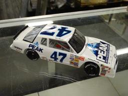 (R2) NASCAR 1:24 SCALE DIECAST COLLECTIBLE STOCK CAR; #47 PEAK ANTIFREEZE AND COOLANT 1988 MONTE