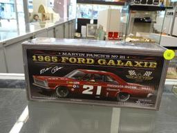 (R2) UNIVERSITY OF RACING LEGENDS 1:24 SCALE DIECAST MODEL CAR; #21 MARVIN PANCH 1965 FORD GALAXIE,