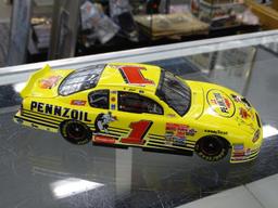 (R3) NASCAR 1:24 DIECAST COLLECTIBLE STOCK CAR; STEVE PARK #1 PENNZOIL LOONEY TUNES 2001 CHEVY MONTE