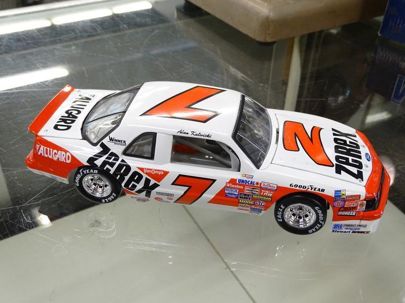 (R3) NASCAR 1:24 DIECAST COLLECTIBLE STOCK CAR; ALAN KULWICKI #7 ZEREX 1987 FORD THUNDERBIRD. FROM