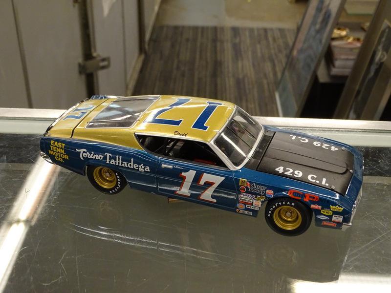 (R4) UNIVERSITY OF RACING LEGENDS 1:24 SCALE MODEL DIECAST CAR; #17 DAVID PEARSON 1969 TORINO