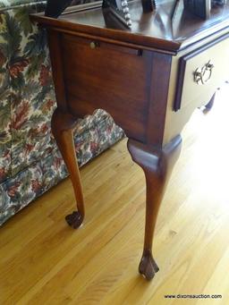 (FAM) STATTON CONSOLE TABLE; MAHOGANY CONSOLE TABLE MADE BY STATTON FURNITURE CO. WITH FRONT AND