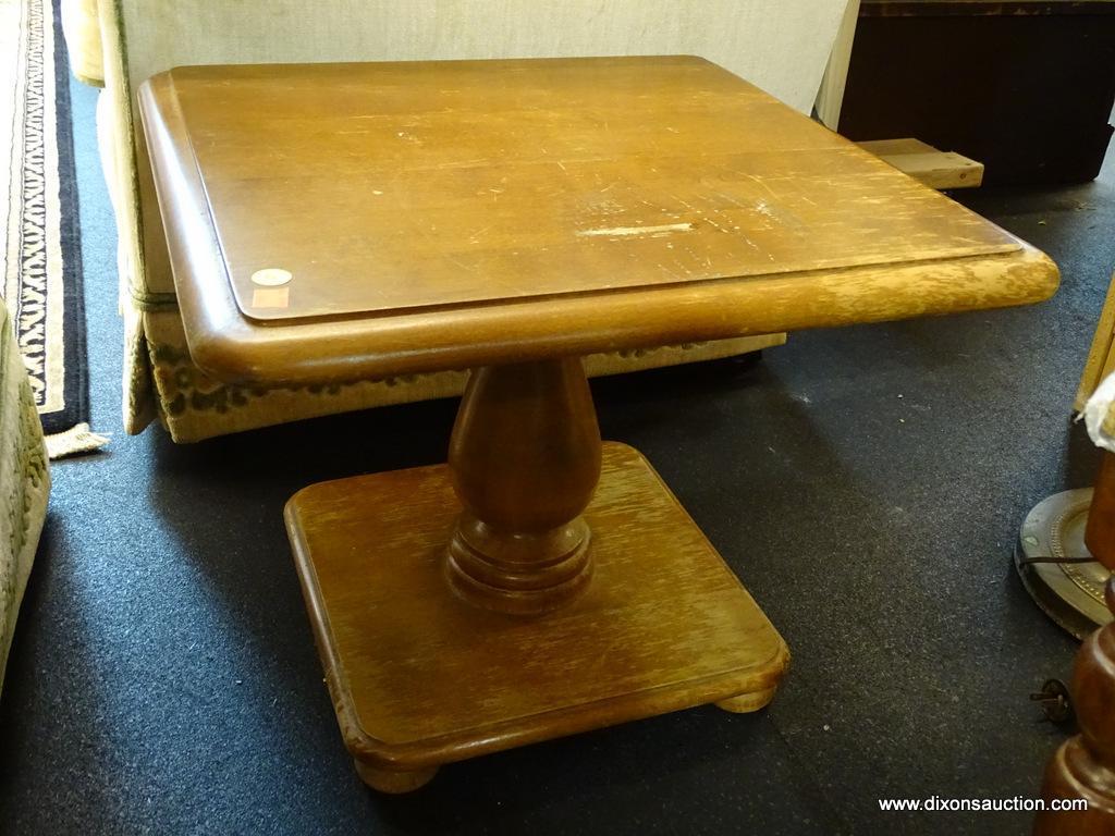 END TABLE; 1 OF A PAIR OF ETHAN ALLEN MAPLE END TABLES WITH BUN FEET. MEASURES 21 IN X 21 IN X 17 IN