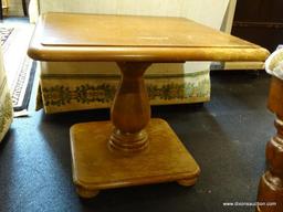 END TABLE; 1 OF A PAIR OF ETHAN ALLEN MAPLE END TABLES WITH BUN FEET. MEASURES 21 IN X 21 IN X 17 IN