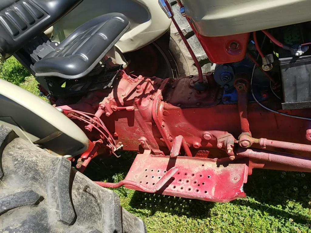 FORD 841 POWERMASTER TRACTOR; FOUR SPEED FORD 2.8L 4-CYCLE GASOLINE ENGINE. RED & WHITE IN COLOR.