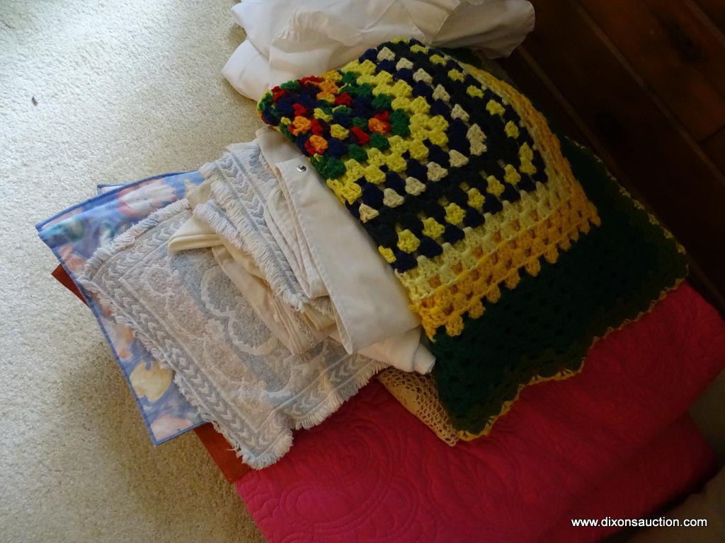 (MBR) LOT OF ASSORTED LINENS; LARGE LOT TO INCLUDE A PINK QUILTED BLANKET, ROOSTER PLACEMATS,